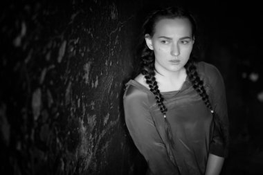 genç kız portre yanmış duvarlar ile eski bir evde