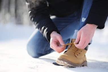 Karla kaplı yol boyunca basamaklar