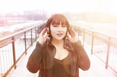 Kız müzik açık havada için dinlerken kulaklık