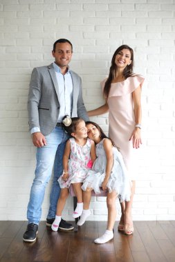 Kızları olan genç ve güzel bir aile.