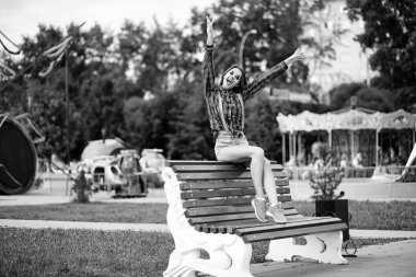 Kız bir palyaço makyaj siyah ve beyaz