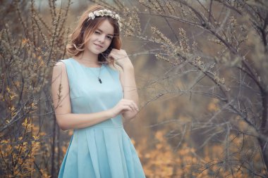 Bir yürüyüş ve sonbaharında genç kız 