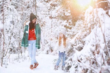 Genç bir aile yürüyüşe çıktı. Anne ve kızı şarapla yürüyorlar.