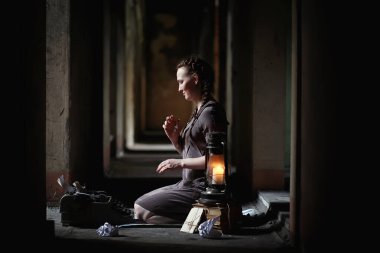 Eski Kitaplar eski evinde bir kızla