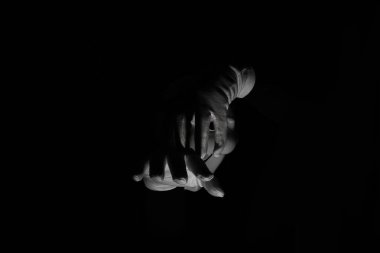 Siyah arka planda beyaz, korkunç bir maske..