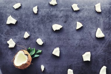 Koyu renkli bir masada hindistan cevizi. Hindistan cevizi yağı..