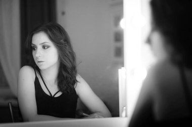 Kız makyaj siyah-beyaz yapmak