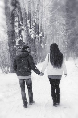 Sevgi dolu bir çift bir kış yürüyüş. Erkek ve kadın bir tarihte
