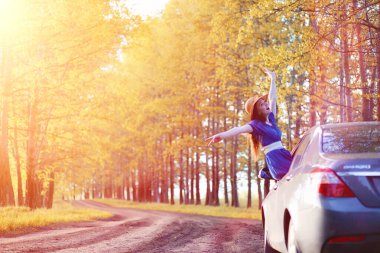 Doğa elbise genç güzel kız. Şapkalı bir kız yürüyor