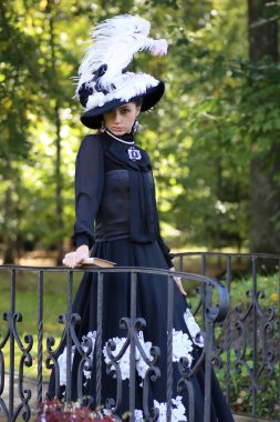 Parktaki köprüde kitap kadınla Rönesans