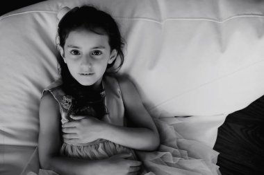 Kızları olan genç bir aile 