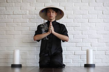 Asya genç acemi bir beyaz tuğla duvar