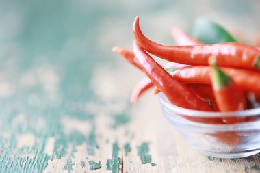 Acı kırmızı biber. Siyah üzerine Şili biberi.