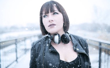 Kız müzik açık havada için dinlerken kulaklık