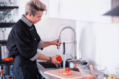 Mutfakta Asya aşçı gıda aşçı elbiseli hazırlar