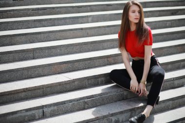 Bir binanın merdivenlerinde poz bir kız
