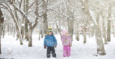Kar altında kış parkı. Şehir parkında kar fırtınası. Park et!
