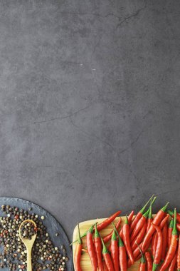 Acı kırmızı biber. Siyah üzerine Şili biberi.