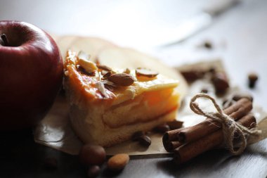 Tarçın ve meyve lezzetli pasta 