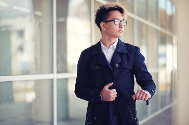 Sonbahar yağmurlu hava ve bir şemsiye ile genç bir adam