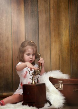 Retro bir iç ve bir eski telefon yere oturur. 