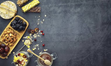 Sağlıklı kahvaltı. Süt lügatli tahıllardan Müsli.