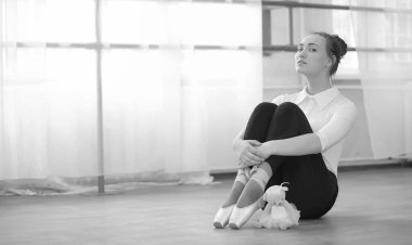 Genç balet bir ısınma üzerinde. Balerin için hazırlanıyor 