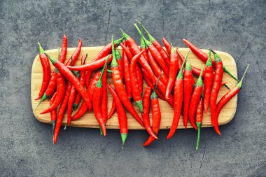 Acı kırmızı biber. Siyah üzerine Şili biberi.