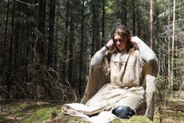 Karanlık bir ormanda bir ritüel bir cüppe içinde geçirir