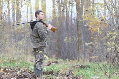 Kamuflaj ve bahar hun üzerinde orman Kuşağı'nda silahlı adam