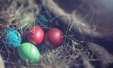 Çuval bezi üzerinde Yumurta Boyalı Paskalya