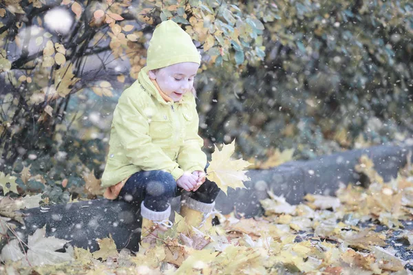 Kinderen lopen in het Park eerste sneeuw — Stockfoto