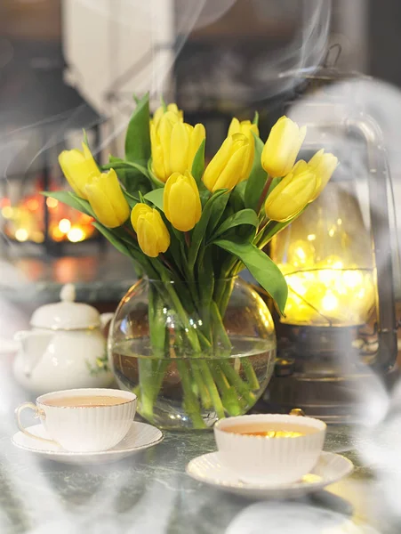 Egy csokor sárga tulipánok a vázában belsejében egy retro — Stock Fotó
