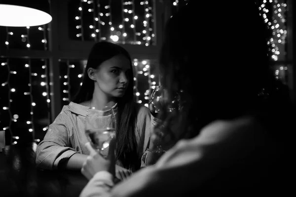 Dívka v večer v kavárně — Stock fotografie