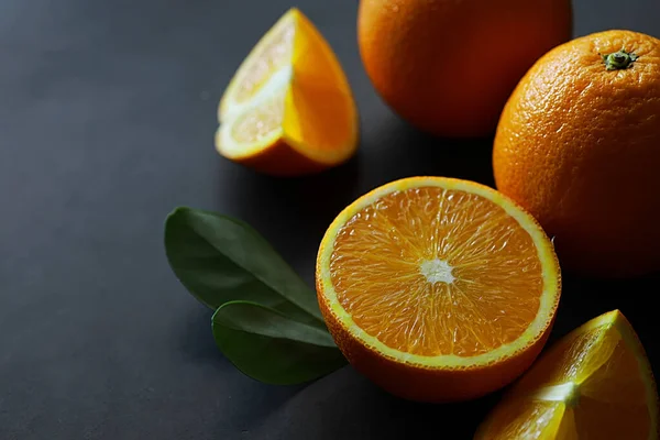 Frutas cítricas de laranja em uma mesa de pedra. Fundo laranja . — Fotografia de Stock