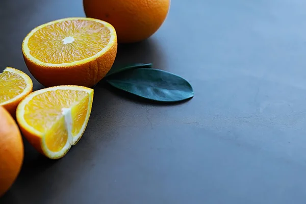 Frutas cítricas de laranja em uma mesa de pedra. Fundo laranja . — Fotografia de Stock