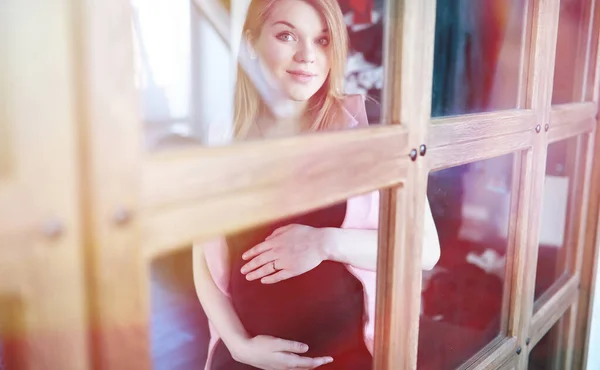 Těhotná Mladá krásná dívka na devátý měsíc — Stock fotografie