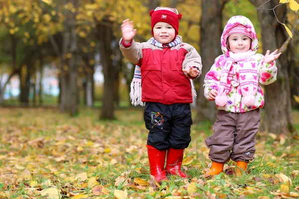 Crianças Divertindo Passeio Parque Outono — Fotografia de Stock