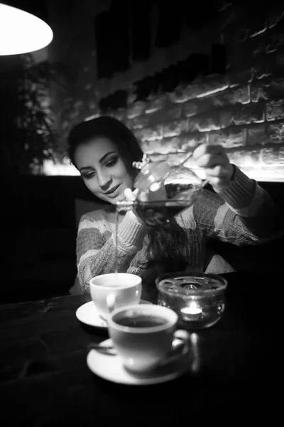 Dziewczyna w kawiarni na obiad — Zdjęcie stockowe