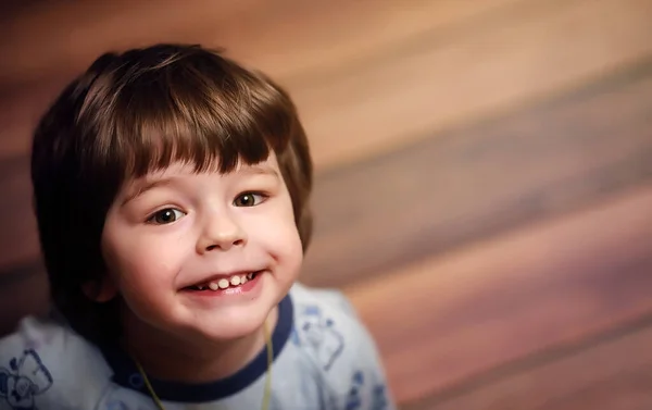 小さな巻き毛の少年の肖像画。敷物に包まれた子供 — ストック写真