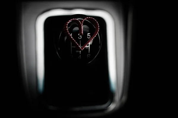 Forma di cuore sul cambio manuale in auto — Foto Stock