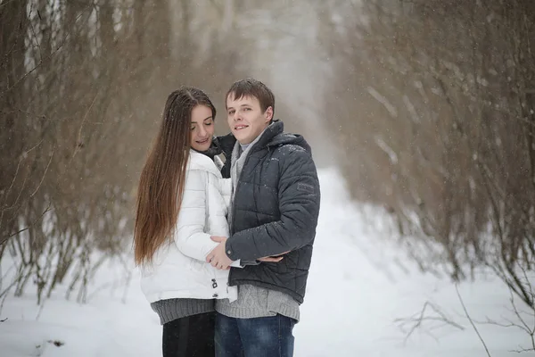 Pareja de amantes en una fecha tarde de invierno en una ventisca de nieve — Foto de Stock