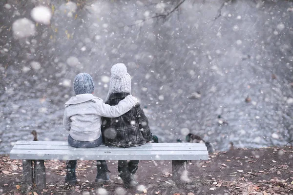 孩子们在公园里走第一场雪 — 图库照片