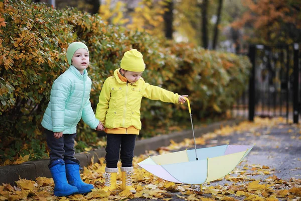 Les enfants marchent dans le parc d'automne — Photo