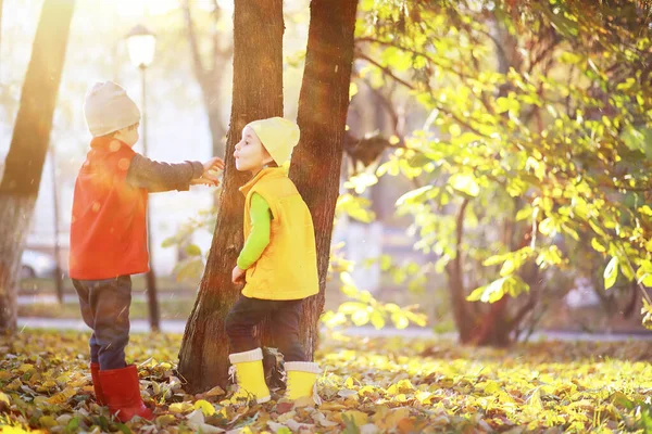 Los niños caminan en el parque de otoño — Foto de Stock