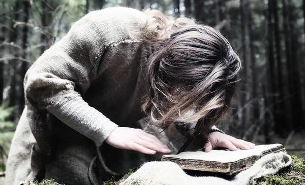 Казковий чарівник. Чарівник зі скляною сферою, чарівне закляття — стокове фото