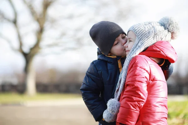 Los niños caminan en el parque de otoño — Foto de Stock