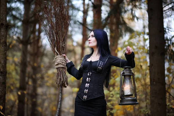 Eine Frau im Hexenanzug im Wald — Stockfoto