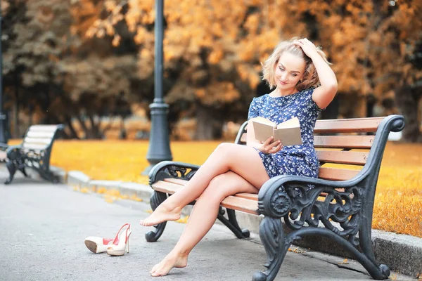 Bella ragazza nel parco autunnale — Foto Stock