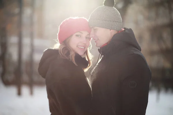 Pareja joven caminando durante el invierno — Foto de Stock